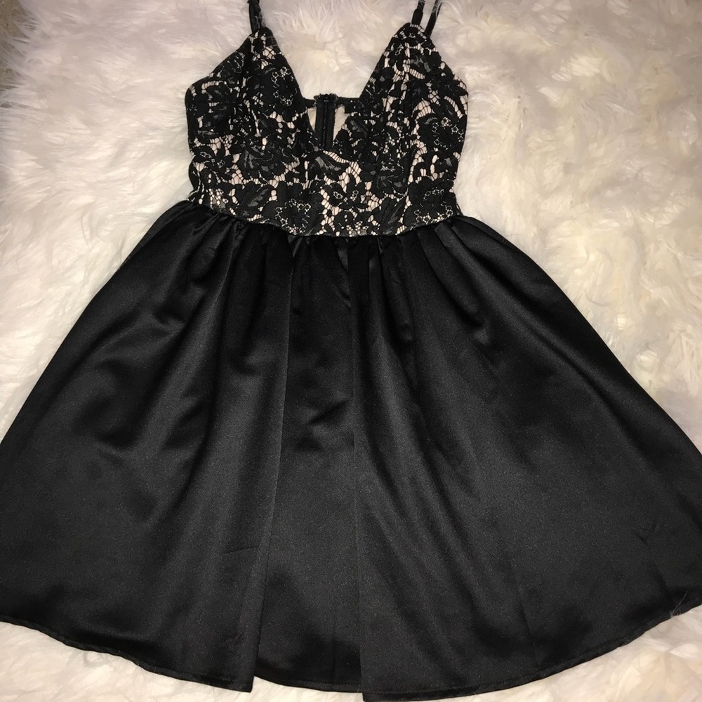 MISSGUIDED Lace and Silky Flowy Dress